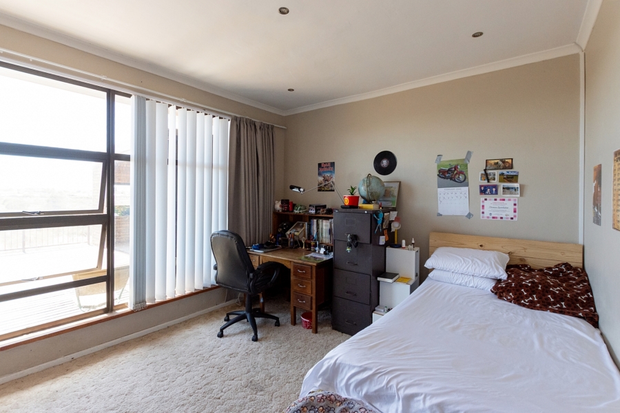 6 Bedroom Property for Sale in Middedorp Western Cape